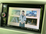テレビ映像を画面で楽しめる装備を備えています。停車中の休憩時間などに、ニュースや番組を視聴できるのが便利。画面表示は視認しやすく、操作部もまとまっています。