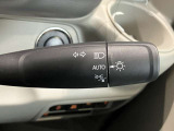 車外の明るさに応じでライトを点灯、消灯してくれるオートライト機能です☆お天気の良い昼間のトンネル走行などオートにしてると便利で安心です☆エンジン停止時にライトの消し忘れも無くなります☆