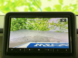 車両後方の映像をモニターで確認でき、駐車時や後退時の周囲確認をサポートします。画面上で後方の状況を把握しやすく、日常の駐車場でも役立つ装備です。