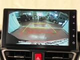 【バックカメラ】 駐車時に車両後方の様子を見ることができるので、運転の不安を軽くします。