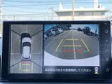 周囲の映像を画面で確認でき、駐車時の車両位置や後方の様子を把握する際に役立ちます。ガイド表示もあり、駐車操作の目安をつかみやすい装備です。