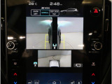 左右のサイドカメラ映像を同時に表示し、車両周囲の死角をしっかりカバー。狭い道や駐車時の接触リスクを減らし、安心して操作できる視界を確保します。