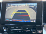 画面には車両後方の映像とガイド線が表示され、駐車時の周囲確認をサポートします。画面内の目安を見ながら位置を把握しやすく、駐車場での切り返しやバック時に役立つ便利な装備です。