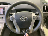 手元にはオーディオなどの操作スイッチが配置され、運転姿勢を保ちながら必要な操作ができます。各ボタンの表示も見やすく、日常使いで扱いやすいレイアウトです。