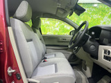 明るい色合いのシートとすっきりした室内で、運転席まわりも落ち着いて過ごせる空間です。前方や側方の視界を確保しやすく、毎日の運転にもなじみます。