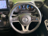 インテリアに合わせたデザインのステアリングは、運転される方のことも考え、運転しやすい形状、大きさです。是非一度、実際に触ってお確かめください。