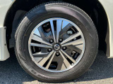 おしゃれは足元から。日産純正のアルミホイールで足元すっきり。タイヤサイズは195/65R15になります