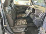 前席は身体を預けやすい形状で、運転席からの視界も広く感じられます。シートの柄が室内のアクセントとなり、足元にもゆとりを感じる空間です。