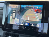 後方の映像に加え、車両周辺を確認できる表示も備わり、駐車時の周囲確認をサポートします。駐車位置を把握しやすく、狭い場所での切り返しにも便利です。