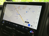 地図を大きく表示でき、現在地や周辺の道路を画面上で確認しやすいナビゲーションです。行き先の設定やルート確認に活用でき、初めての場所への移動もサポートします。