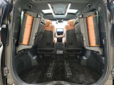 3列目シートは跳ね上げ式で折りたたみ可能です。キャンプ用品など大きな荷物もばっちり収納可能です!