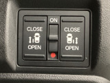 【両側パワースライドドア】両側がパワースライドドアになっており、運転席のスイッチやスマートキーでも開閉が可能です!開口部も広いので乗り降りも楽々♪