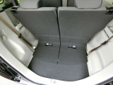 スライドリアシートを前にずらした分だけ、荷物を置ける空間が拡大。お買い物の荷物もたっぷり載せられます。(スライド幅19cm)