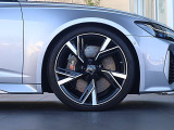 テストドライバーとエンジニアがテスト走行により、車種に応じて選定されたホイールサイズの組み合わせにより、素直なハンドリングりスムーズな乗り味を実現する各車種専用デザインのアルミホイール