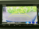 後方の様子をモニターで確認しながら駐車をサポート。画面内には目安となるガイド線も表示され、駐車時の周囲確認をしやすくしてくれる装備です。