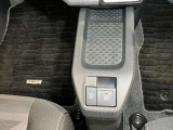 【電動パーキングブレーキ】指先だけで簡単に操作が可能です♪