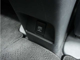 ◆後席用12V電源ソケット◆12V電源ソケットは後席用にも装備されています。長時間のドライブも安心です。