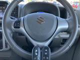 速度や燃料残量などの情報がまとまって表示され、運転中も必要な状況をひと目で確認しやすい配置です。視認性に配慮された計器類で、毎日の運転を支えます。