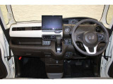 操作性に優れた運転席となります!小物入れや各ボタンの配置にこだわり、使いやすいです!座り心地もよく視認性も良好なのでロングドライブもお任せ下さい!