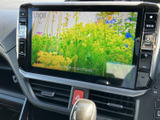 色鮮やかな映像が画面いっぱいに表示され、停車中の休憩時間にテレビや映像を視聴できます。お出かけ先での待ち時間にも、車内でくつろぐひとときを楽しめます。