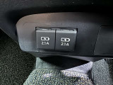 充電用USB端子付き。スマートフォンなどの充電に便利です。