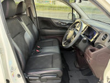 前席は座面と背もたれにゆとりを感じる形状で、運転席からの視界も開けています。落ち着いた色合いのシートと足元の空間が広がり、毎日の移動も心地よく過ごせそうです。