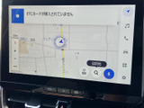 地図を画面いっぱいに表示し、現在地周辺や道路の位置関係を確認できます。目的地検索や登録に使える表示もあり、行き先を設定したい場面で役立つナビ画面です。