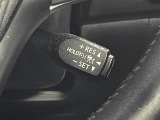 【レーダークルーズコントロール】従来のクルコンの機能に加え、先行車に接近すると、安全な車間距離を保ちながら先行車の車速に合わせ追従するシステム。