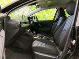 助手席からは前方の景色を見渡しやすく、運転席と並んで過ごせる穏やかな室内空間です。シートには柄の切り替えが施され、足元もすっきり。通勤やお出かけの際も快適にお過ごしいただけます。