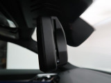 【ルームミラー一体型ETC】BMWといえばルームミラー一体型のETC。ドライバーから差し込めるかたちになっておりますので、差し忘れの際も慌てずにご利用いただけます。