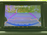 後方の映像に加え、進行方向を示すガイドラインも画面に表示されます。駐車時に周囲の状況を確認する補助として活用でき、狭い場所での車庫入れや後退時の安心感につながります。