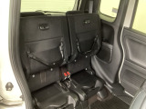 リアシート座面を持ち上げると、背の高い荷物を積むのに便利なトールモードに変身します!多彩なシートアレンジで使い勝手良好!