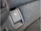 【ISOFIX】 シートと金具で強力に固定可能なISOFIXチャイルドシートに対応しており、小さなお子様の安全もしっかりと守ります。