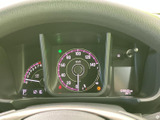 速度計や回転計などの表示がひと目で確認しやすく、必要な情報を運転中にも把握しやすいメーターまわりです。表示の配置が整理されており、日々の運転を支えてくれます。