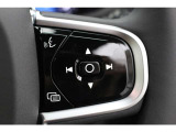 ステアリング右のスイッチは、ナビゲーションやオーディオ、電話などの機能をコントロールできます。音声でのコントロールにも対応しています。