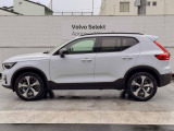 上品なクラウドブルーとブラックアクセントが、XC40の存在感をより引き立てます。