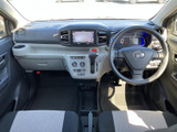 運転席から前方を見渡しやすい視界で、メーターやナビも目に入りやすい配置です。明るい色を取り入れたシートとすっきりした足元で、毎日の運転を快適に始められます。