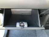車検証ケースを収納できるグローブBOX