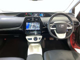 運転席周りのレイアウトをご覧ください。ナビゲーションが綺麗に装着されすっきり収まってますね!