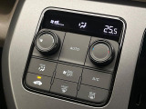【オートエアコン】一度お好みの温度に設定すれば、車内の温度を検知し風量や温度を自動で調整。暑い&hellip;寒い&hellip;と何度もスイッチ操作をする必要はありません。快適な車内空間には必須の機能ですね♪