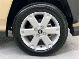 純正のアルミホイール装着。タイヤサイズは165/65R15