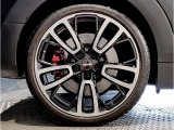 MINIのアロイ・ホイールは、MINIらしさの象徴である、ゴーカート・フィーリングを向上させるために技術の粋を集めて開発されています。