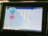 停車時には画面でテレビ番組を視聴でき、待ち時間も車内で過ごしやすくなります。映像を楽しみたい場面で活用できる装備を備えており、日常の利便性を高めてくれます。