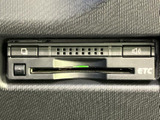 ETC車載器を備えており、ETCカードを利用した料金所の通過に便利です。カードの挿入口や音量などの操作部が確認しやすく、高速道路を利用するお出かけや通勤時にも活用いただけます。