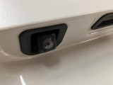 車輌の前後左右に搭載した4つのカメラから取り込んだ画像を合成し、くるまを真上からみているような映像を表示。運転席から確認しにくい車輌周囲の状況を把握できまよ ♪