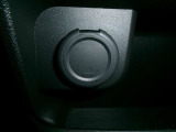 電源ソケットが付いていますので、携帯電話やスマートフォンなど充電できます♪