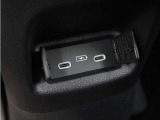 ◆スマートフォンの充電等にも便利な電源ソケットも使いやすい場所に装備されています。