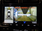 パノラミックビューモニター付きです。車両を上から見たような映像をディスプレイオーディオ画面に表示。運転席からの目視だけでは見にくい、車両周辺の状況をリアルタイムでしっかり確認できます。