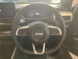 Jeepらしい太いステアリングホイールとなっております。