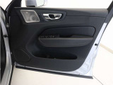 運転席ドアの全景です。キャビンを彩るすべてのものに、機能を形にした美しさが備わっています。